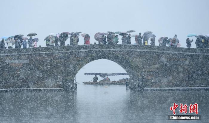雪中的西湖美景吸引游人。 <a target='_blank'  data-cke-saved-href='/' href='/'>中新社</a>記者 王剛 攝